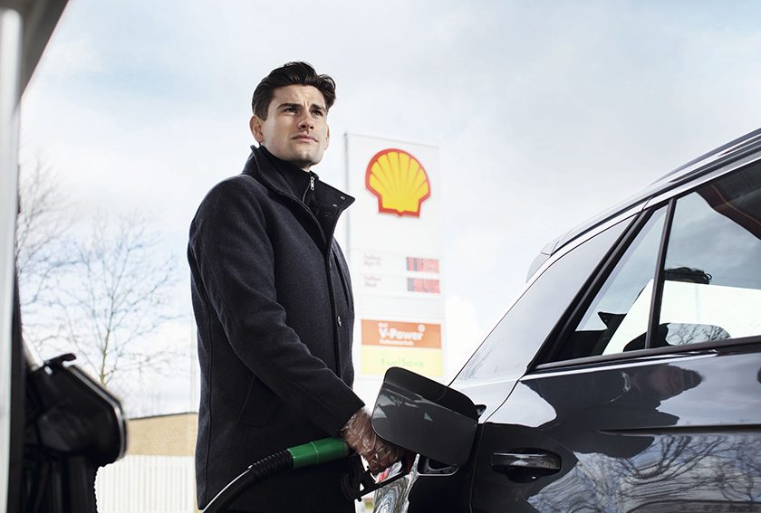 Bilist tanker brændstof hos Shell